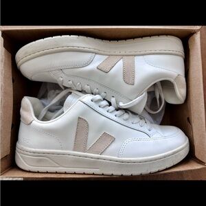 Veja V-12 Women's White and Cream Sneakers -extra white sable